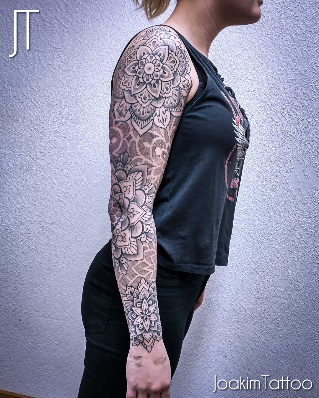 Mandala sleeve i svartvitt på arm tatuerad av Joakim i Kungälv nära Göteborg