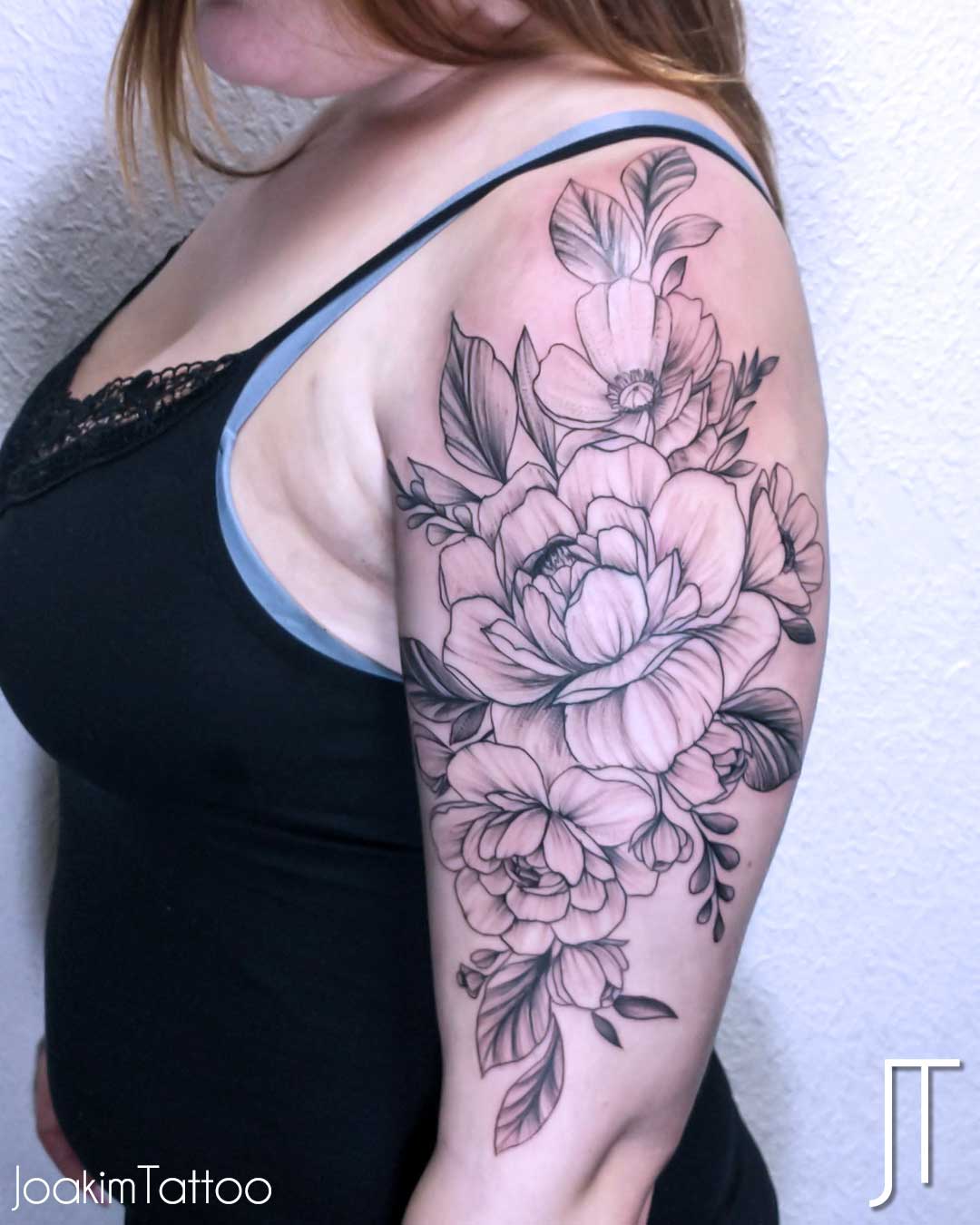 Blom tatuering i svartvitt på arm – Joakim Tattoo Kungälv