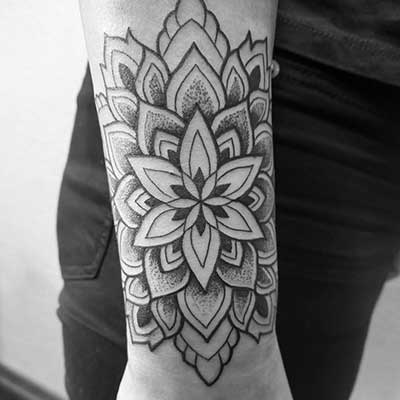Mandala tatuering i svartvitt på arm – Joakim Tattoo Kungälv