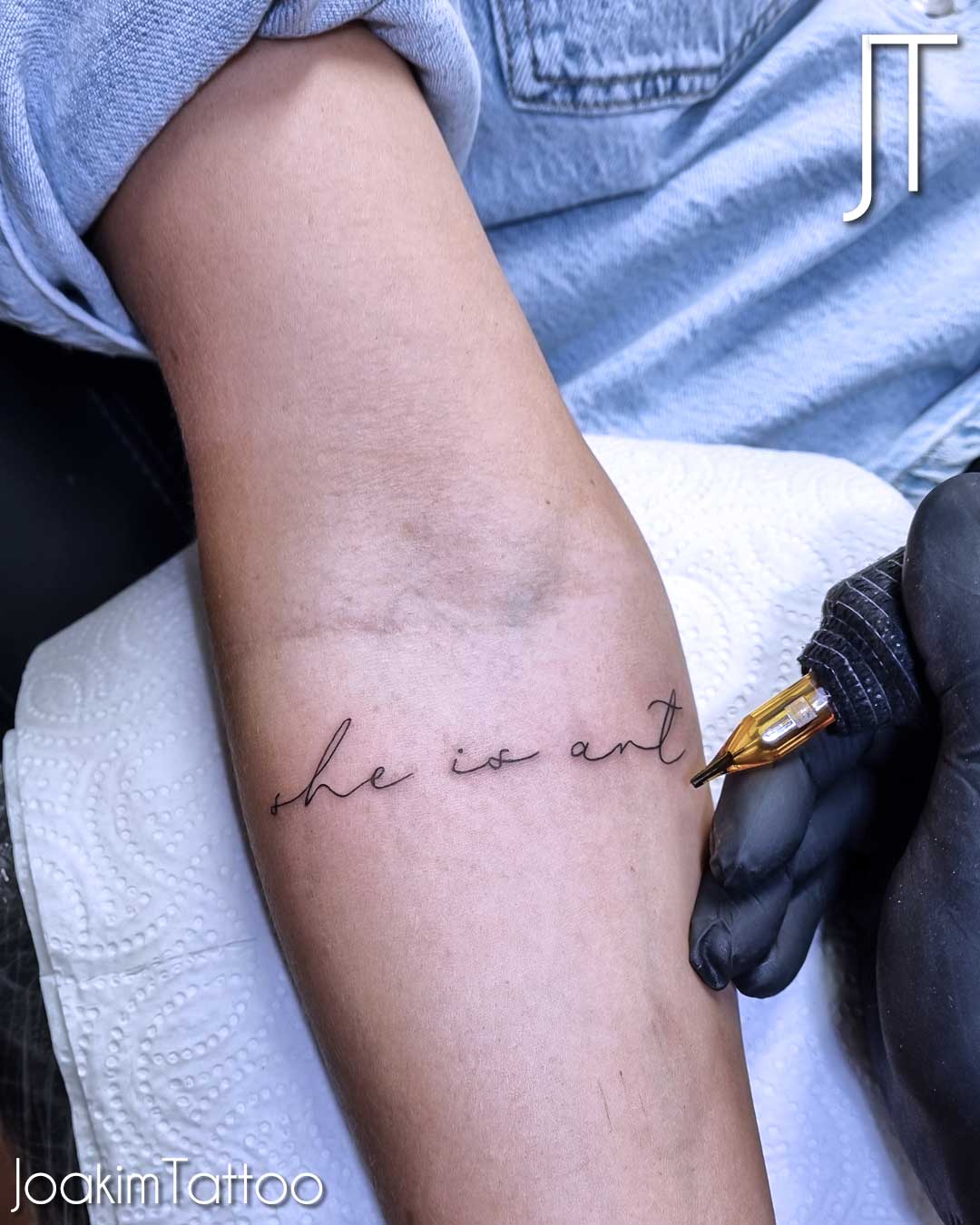 Liten text tatuering med fina linjer i Kungälv