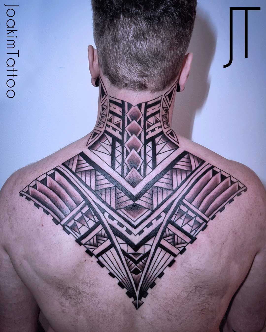 Maori tatuering i svartvitt på ryggen – Joakim Tattoo Kungälv