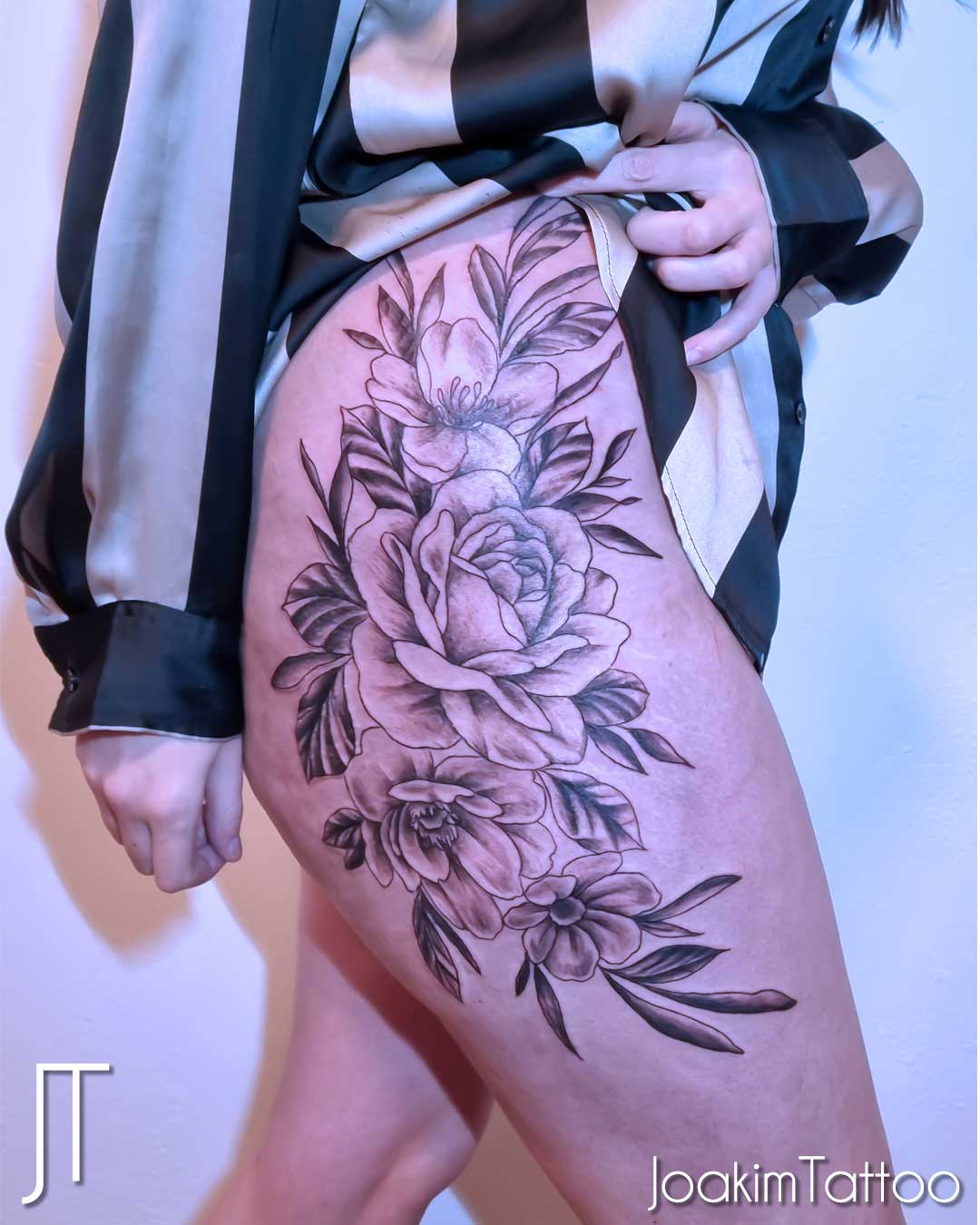 blom tatuering på låret - Tatuerare Kungälv