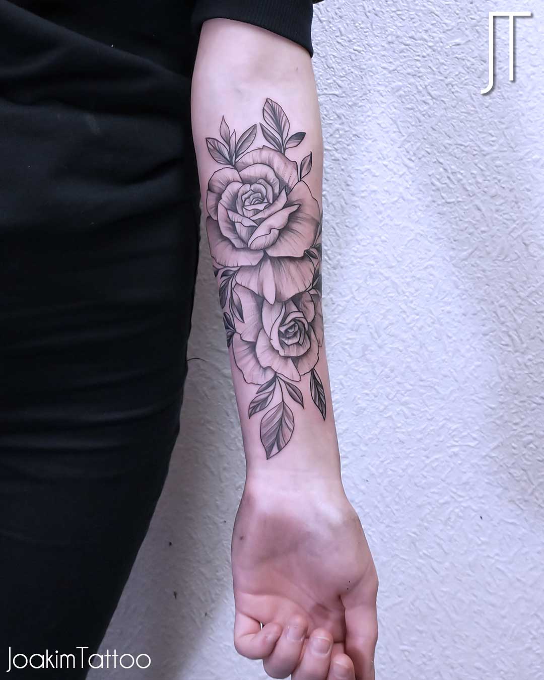 Ros tatuering i svartvitt på underarm – Joakim Tattoo Kungälv